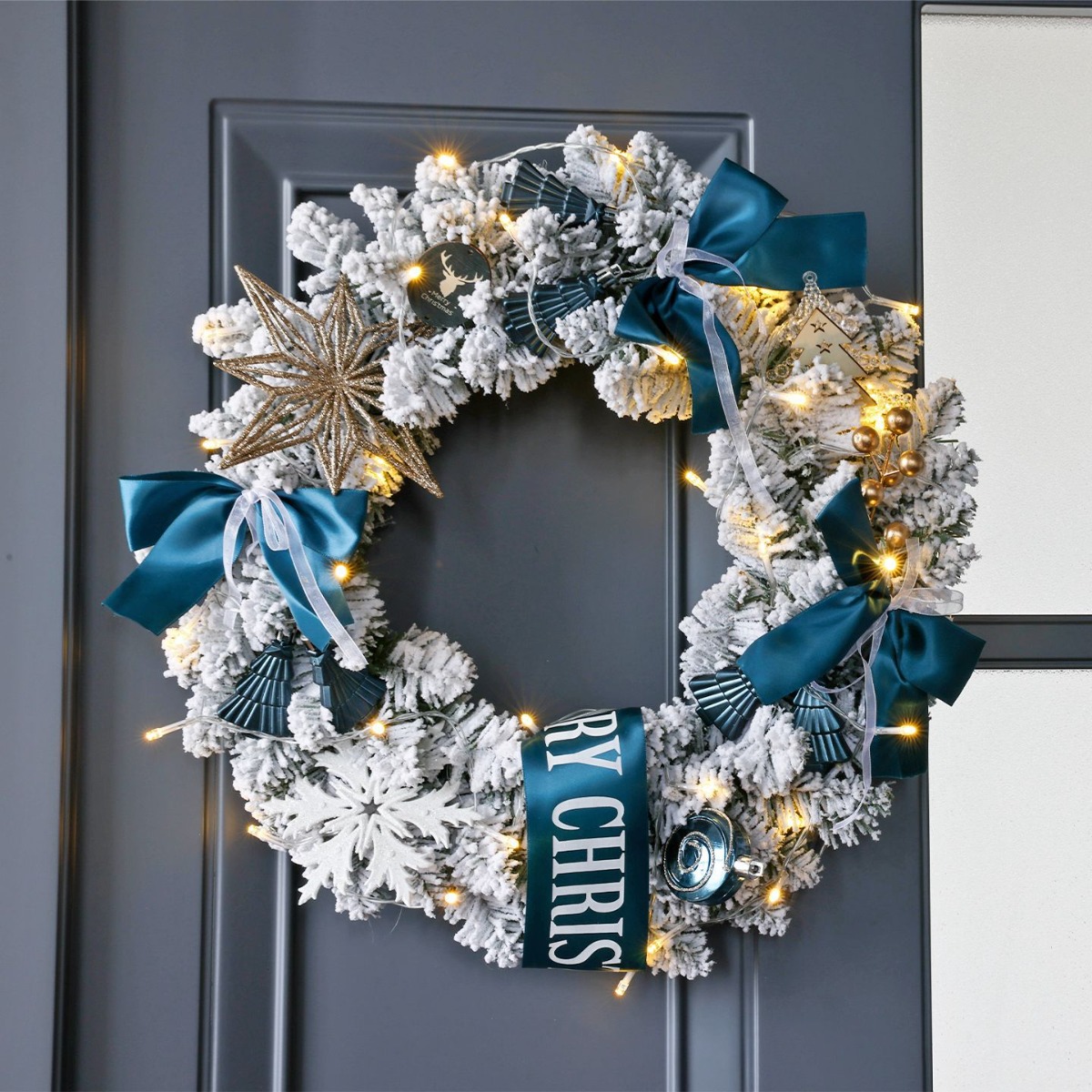 Home Decor Xmas Gifts - พวงหรีดคริสต์มาสสีขาวน้ำเงิน ประดับด้วยหิมะปลอม พร้อมลูกบอลคริสต์มาส โบว์ริบบิ้น กล่องของขวัญ พวงหรีดคริสต์มาสตกแต่งด้วยหิมะปลอม